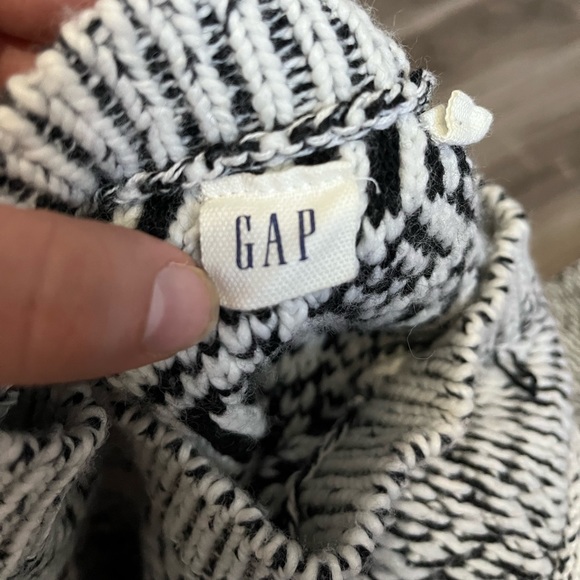 White and black knit gap sweater - Picture 4 of 4